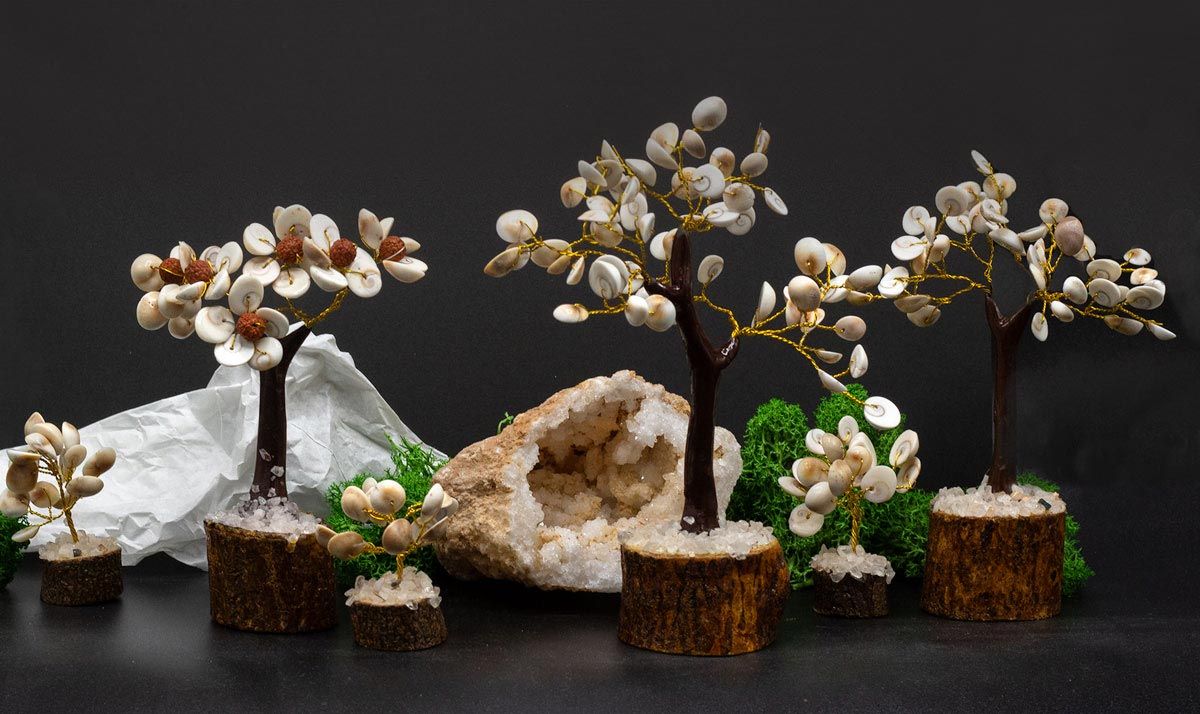 Gemstone Gomati Chakra Trees – 18x13 CM Set of 4 with spiral shell gemstones on wire branches, tabletop decor for home or meditation space