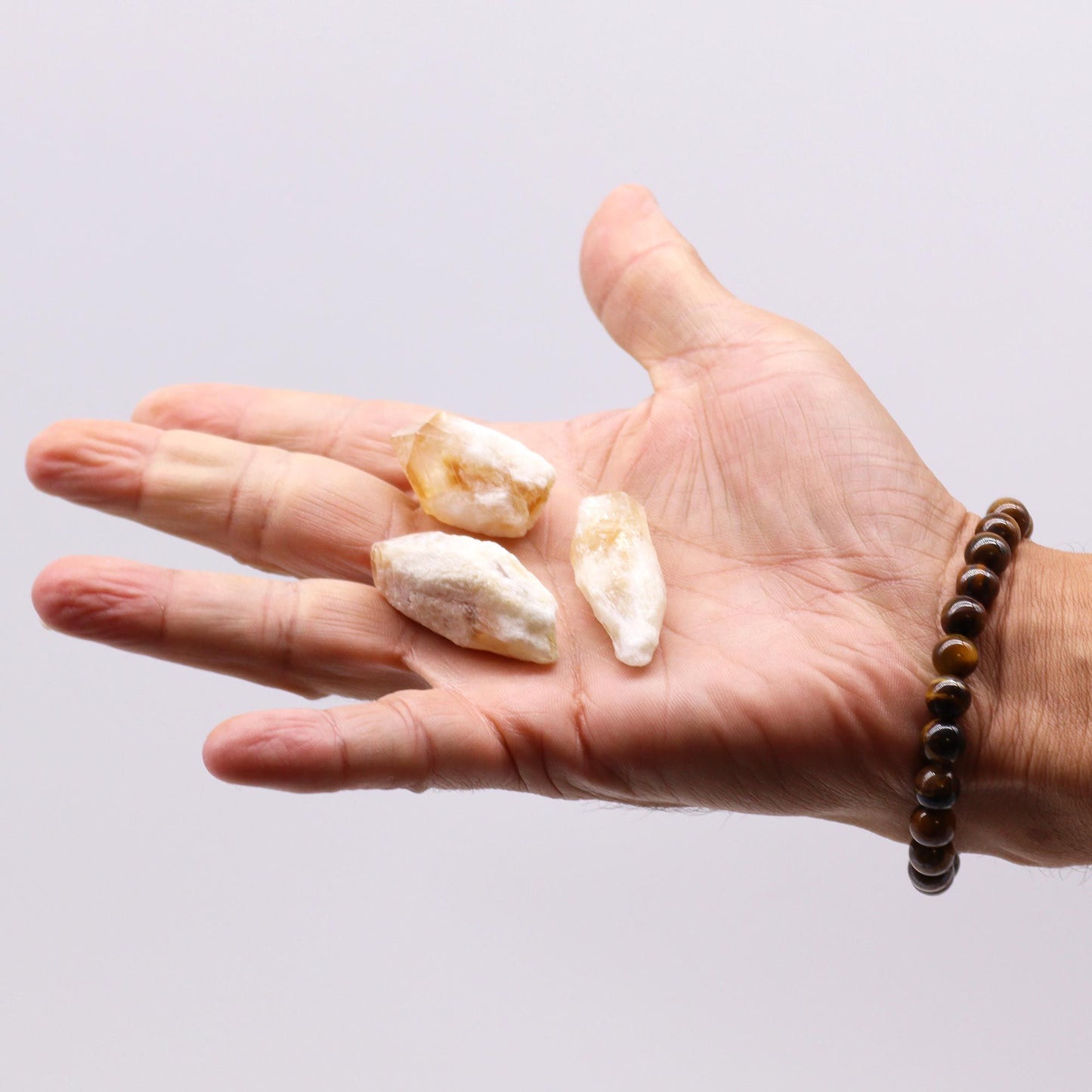 Alt Tag: Puntas de cristal en bruto de piedras preciosas – Citrino Topacio, 500G de puntas de cristal de citrino topacio en bruto sostenidas en la mano, piedras naturales sin pulir