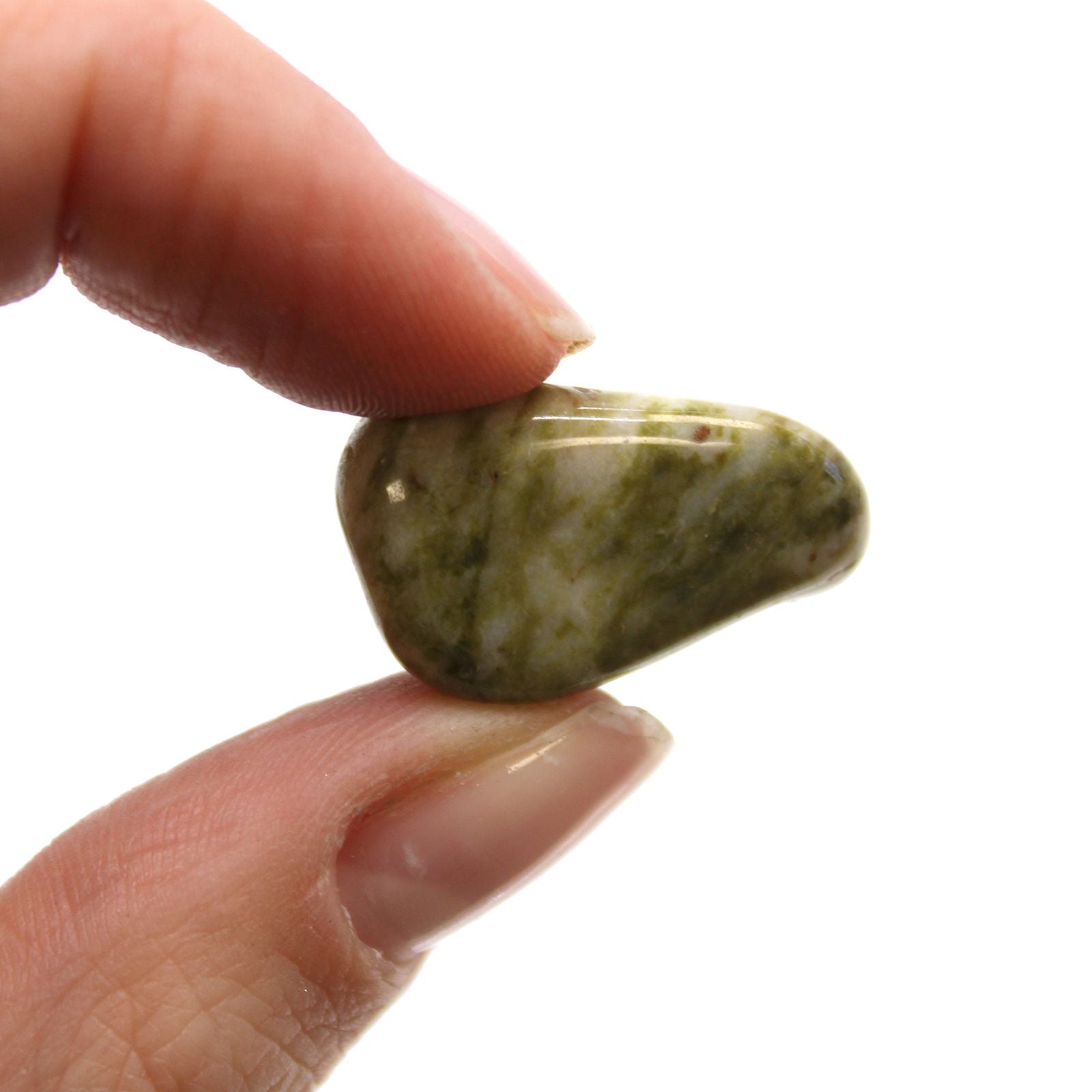 Alt Tag: Gemstone Tumble Stones – Set of 24, piedra pulida verde jaspeada sostenida entre los dedos, detalle de textura y brillo