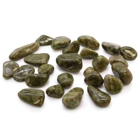 Alt Tag: Gemstone Tumble Stones – Set of 24 pulidas, piedras preciosas verdes variadas sobre fondo blanco, set para colección y manualidades