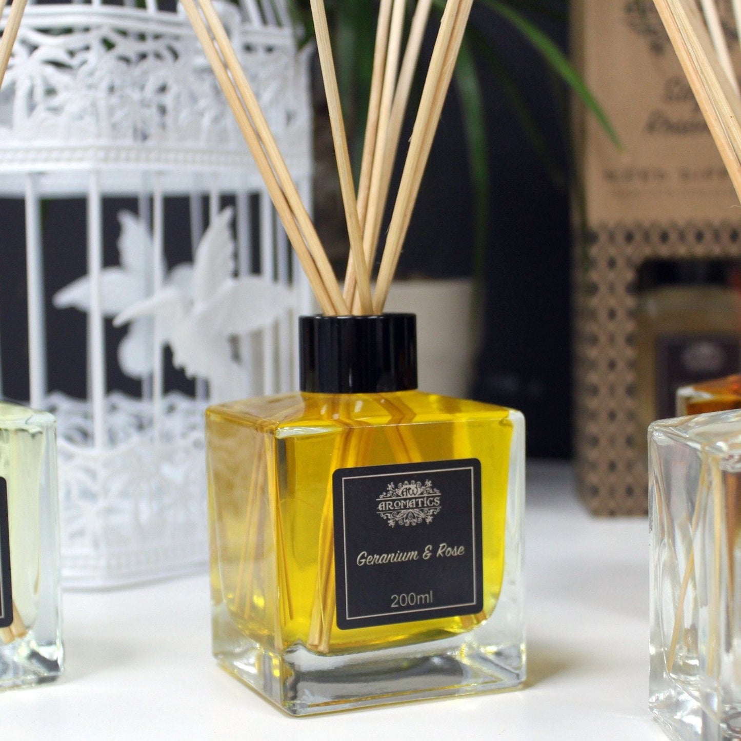 Alt-Tag: Geranium & Rose Essential Oil Reed Diffuser – 200ML Glasflasche mit Rattan-Stäbchen und floralem Raumduft für Zuhause