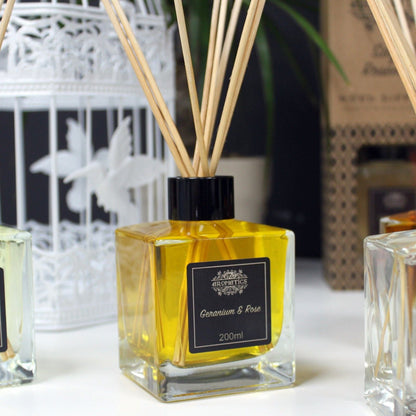 Alt-Tag: Geranium & Rose Essential Oil Reed Diffuser – 200ML Glasflasche mit Rattan-Stäbchen und floralem Raumduft für Zuhause