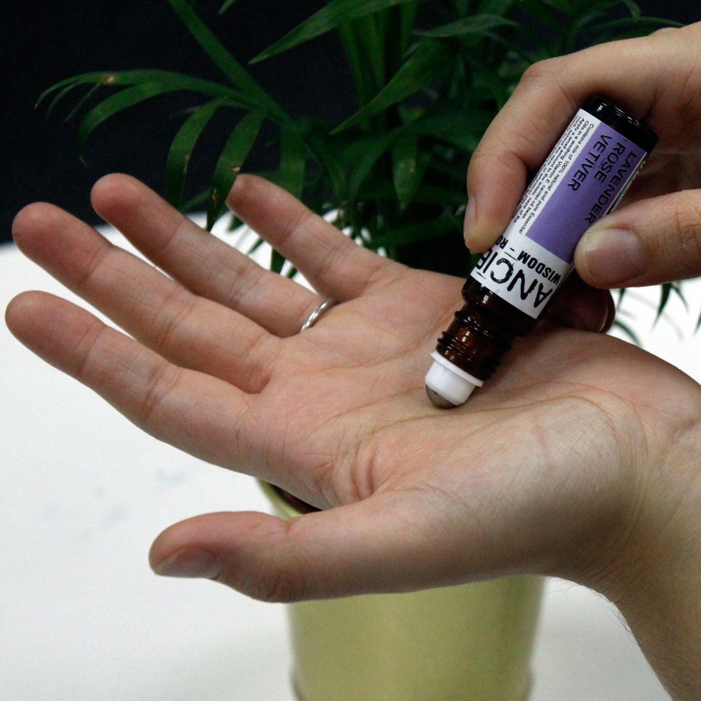 Alt Tag: Get Physical Essential Oil Roll-On – 10ML aplicándose en la muñeca, frasco roll-on de aceites esenciales naturales 10 ml