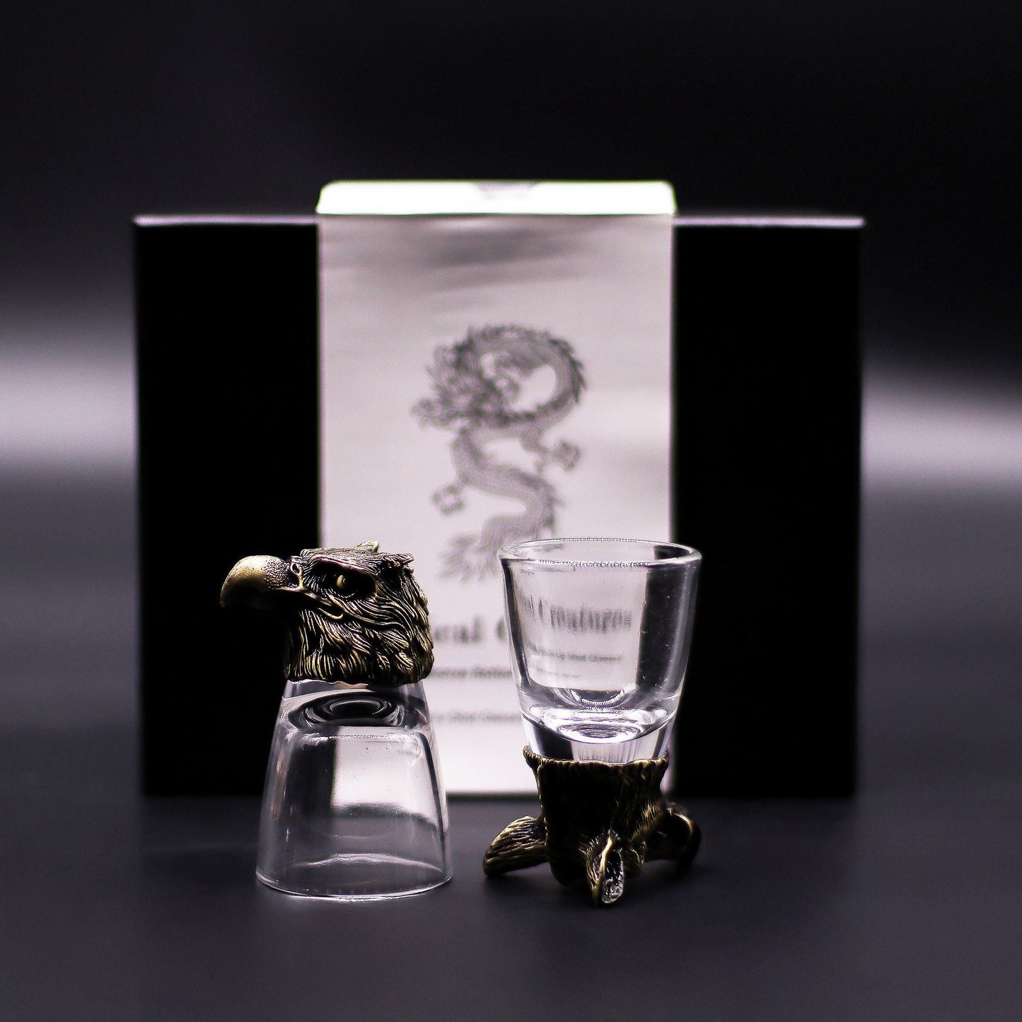 Alt Tag: Presentset med 6 shotglas (50 ML) – Wild Forest Creatures – Antikbronsfärgat shotglas med örnhållare och presentask