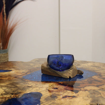 Alt Tagg: Glamourös glasskål – Mini 12x6x7 CM, handgjord blå skål i smält glas på en bas av naturligt trä, dekorativ bordsdekoration