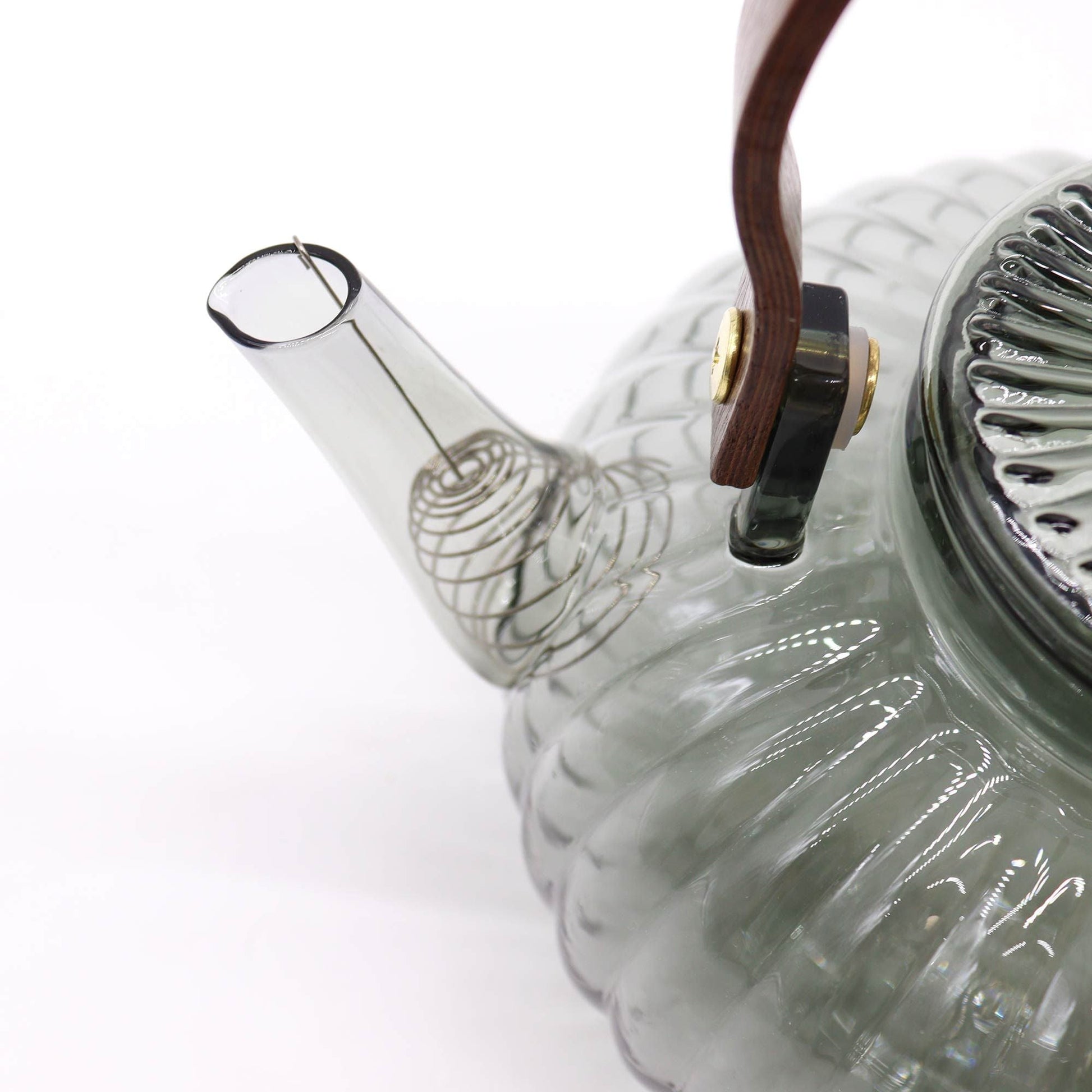 Alt Tag: Glass Infuser Teapot – Charcoal Ribbed Pearl – 950 ML close-up of charcoal ribbed glass teapot spout with metal infuser