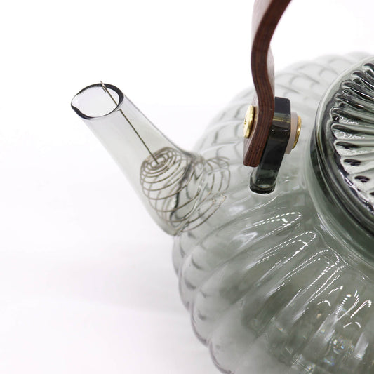 Alt Tag: Glass Infuser Teapot – Charcoal Ribbed Pearl – 950 ML close-up of charcoal ribbed glass teapot spout with metal infuser