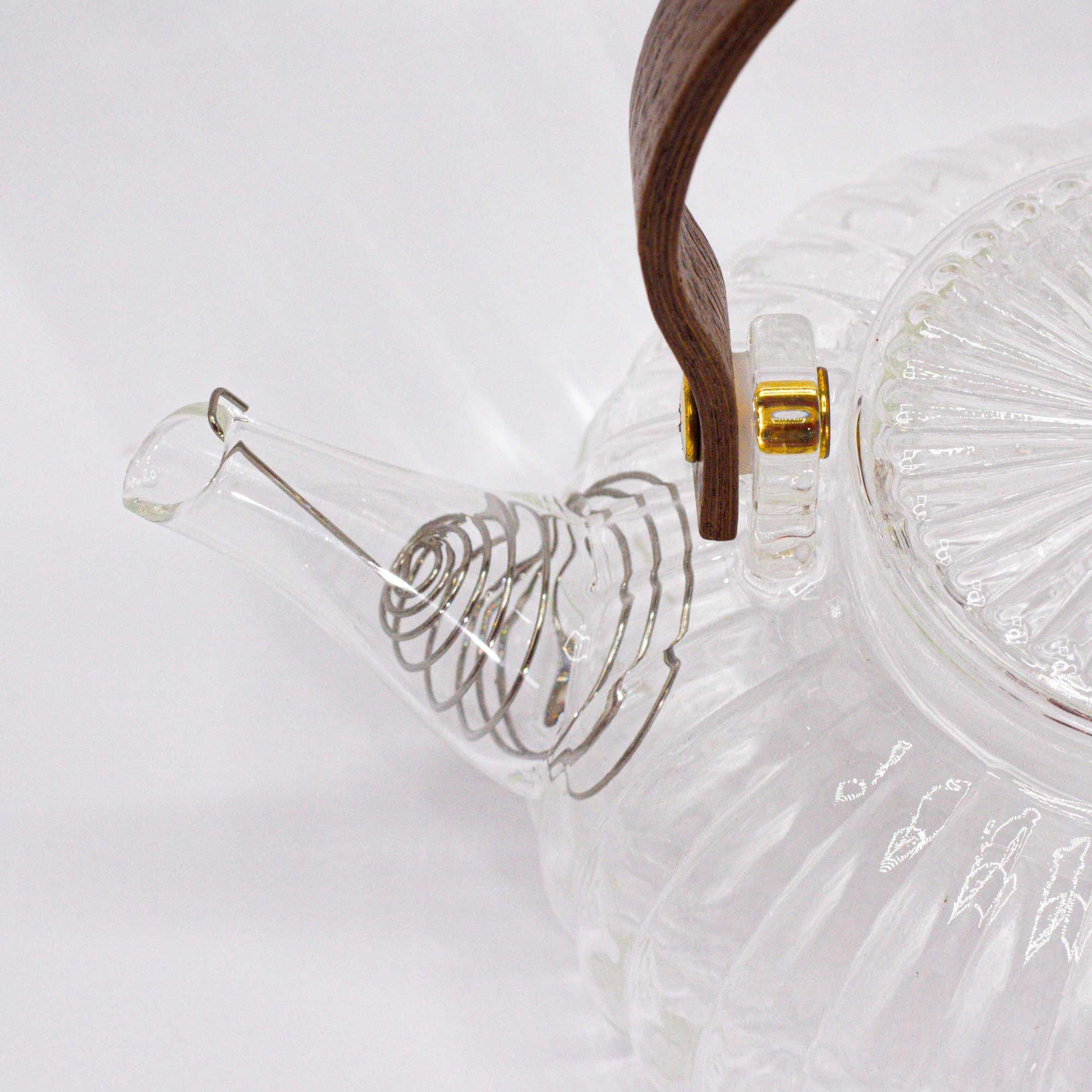 Alt Tag: Glass Infuser Teapot – Clear Ribbed Pearl – 850 ML close-up of ribbed borosilicate glass body, metal infuser coil and spout