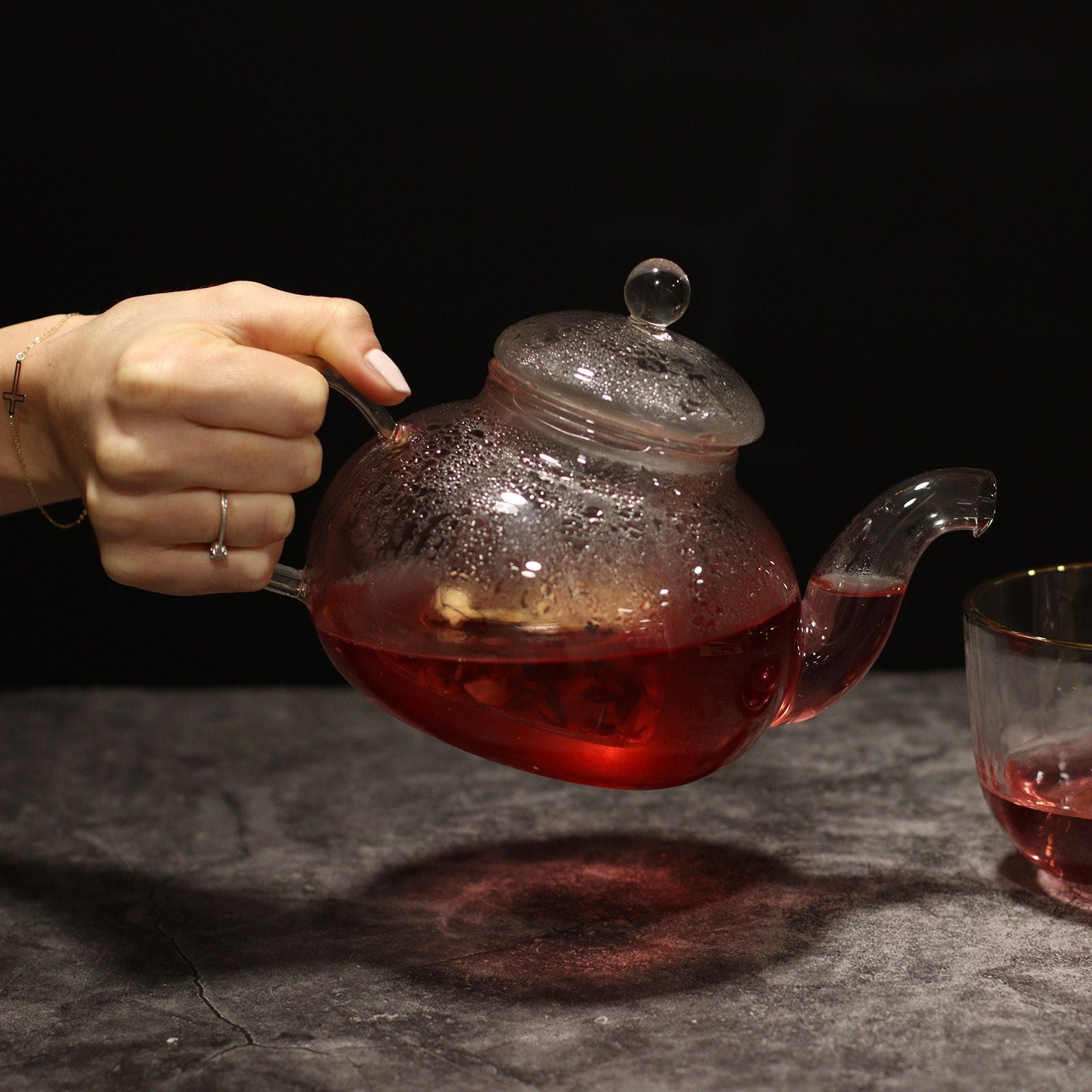 Alt Tag: Glass Infuser Teapot – Round Pearl – 800 ML borosilicate glass round teapot with pearl handle, brewing red tea