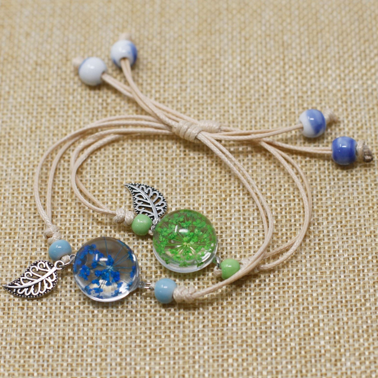 Glass Pressed Flowers Bracelet – 10x1.5x1 CM con cordón ajustable, cuentas y dijes de hoja, detalle de flores prensadas en vidrio