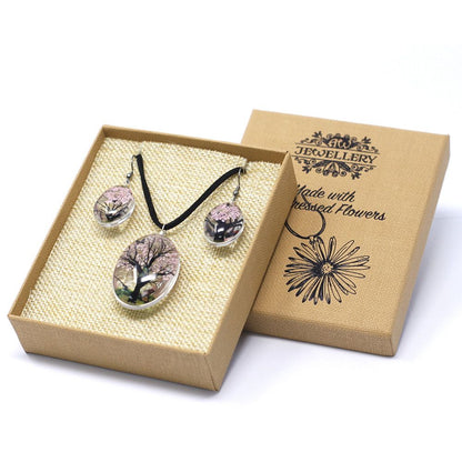 Alt Tag: Glass & Flowers Jewelry – Tree of Life, Pink set con colgante y pendientes en caja, flores prensadas reales encapsuladas en vidrio