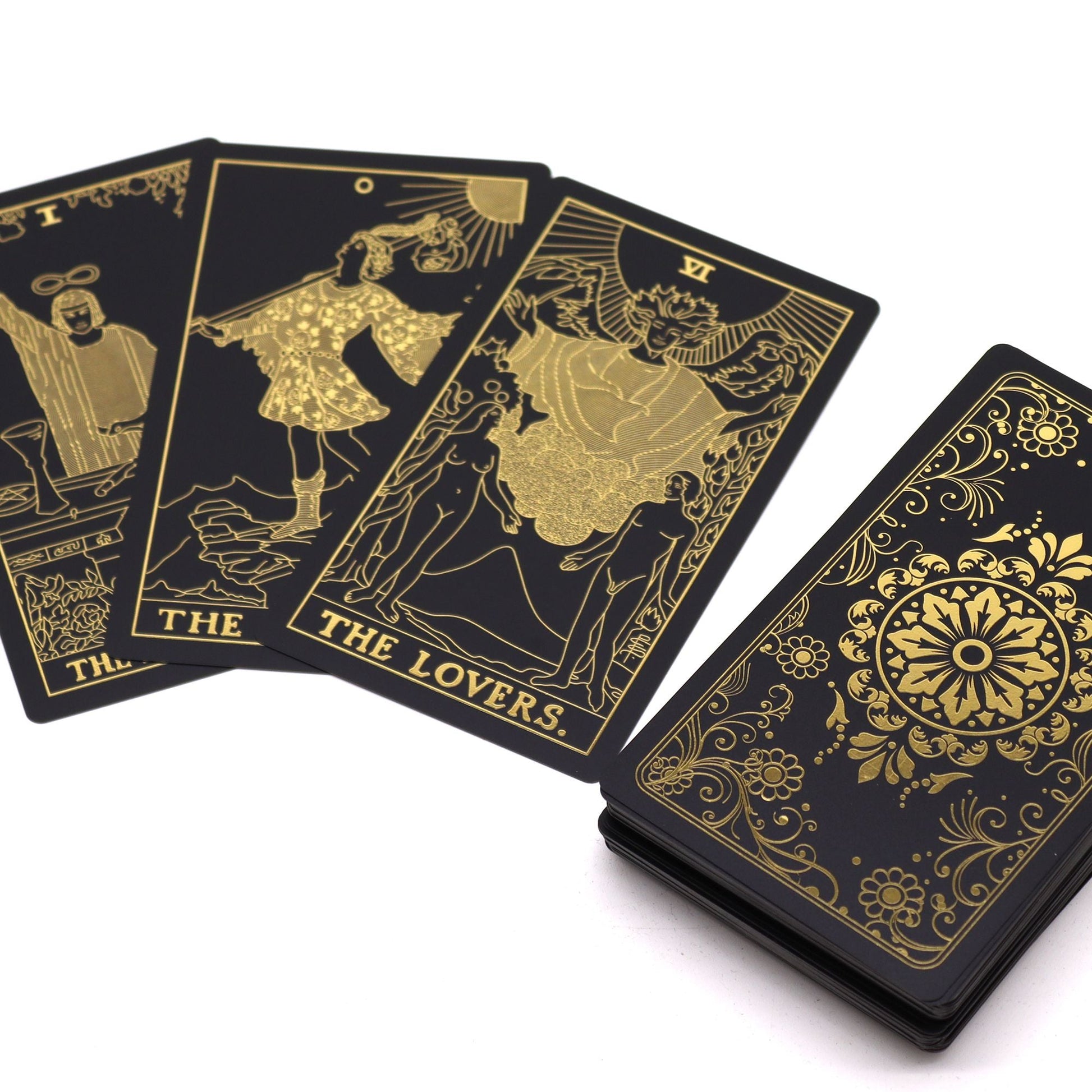 Alt-Tag: Gold Foil Tarot Set – Geschenkbox mit Buch, schwarze Tarotkarten mit metallischen Goldfolien-Illustrationen und edlem Kartenrückseiten-Design