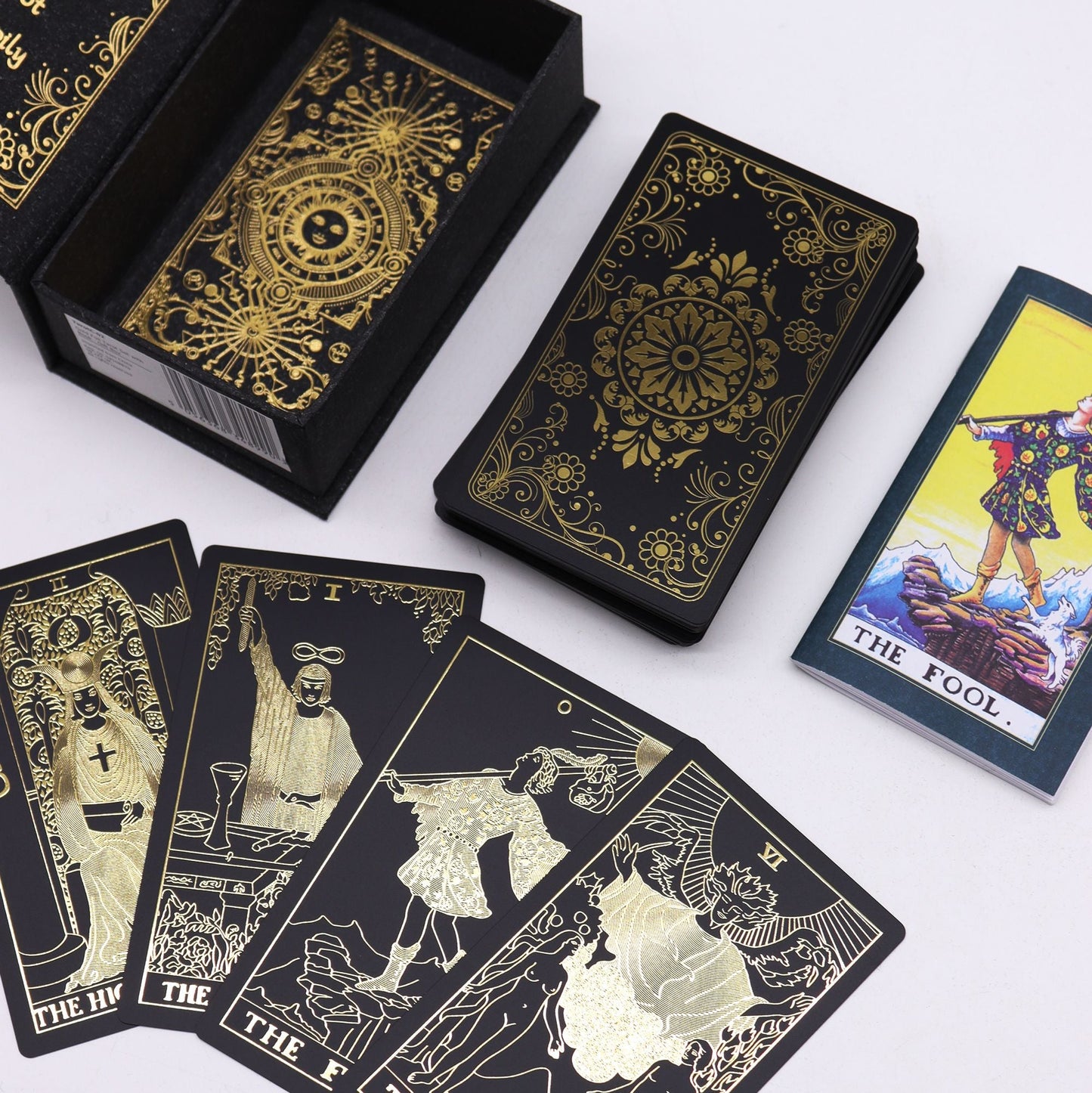 Goldfolien-Tarot-Set – Geschenkbox mit Buch, 78‑Karten-Deck in Schwarz mit Designs in metallischer Goldfolie, abgebildete Geschenkbox und Booklet gezeigt