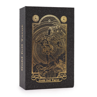 Alt-Tag: Tarot-Set in Goldfolie – Geschenkbox mit Buch, schwarze Geschenkbox mit metallischer Tarot-Illustration in Goldfolie auf der Vorderseite