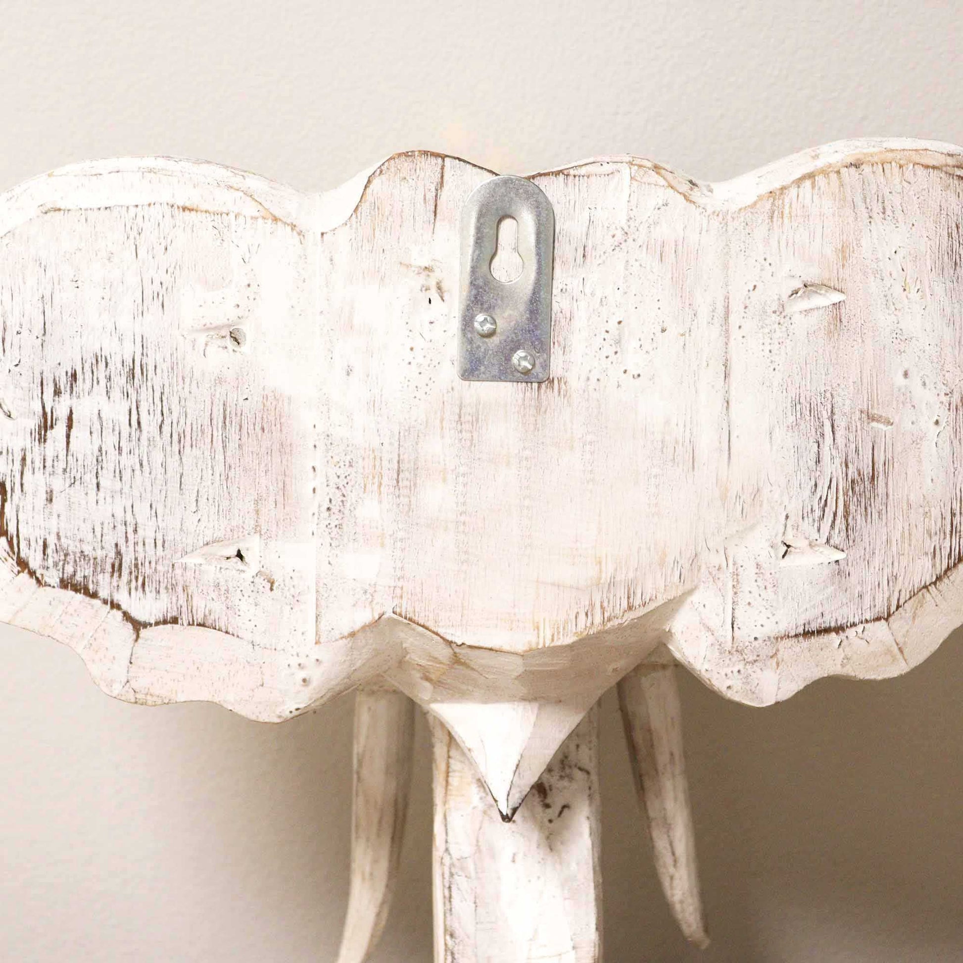 Cabeza de elefante en dorado y Whitewash – decoración de pared 29x26 CM, primer plano de la parte trasera en madera tallada con acabado whitewash y soporte de colgado metálico