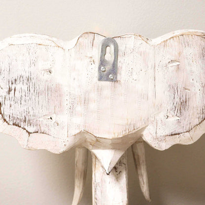 Cabeza de elefante en dorado y Whitewash – decoración de pared 29x26 CM, primer plano de la parte trasera en madera tallada con acabado whitewash y soporte de colgado metálico