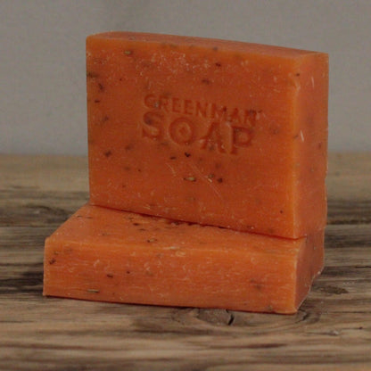Alt Tag: Golden Argan Botanical Soap – 100G barra de jabón botánico Greenman con aceites de argán y romero, hecha a mano en Inglaterra