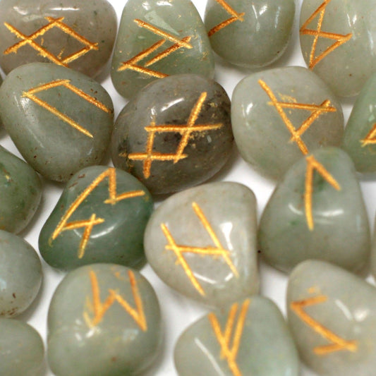 Alt Tag: Green Aventurine Rune Stone Set – 11x9 CM, piedras rúnicas pulidas con símbolos grabados en dorado, primer plano