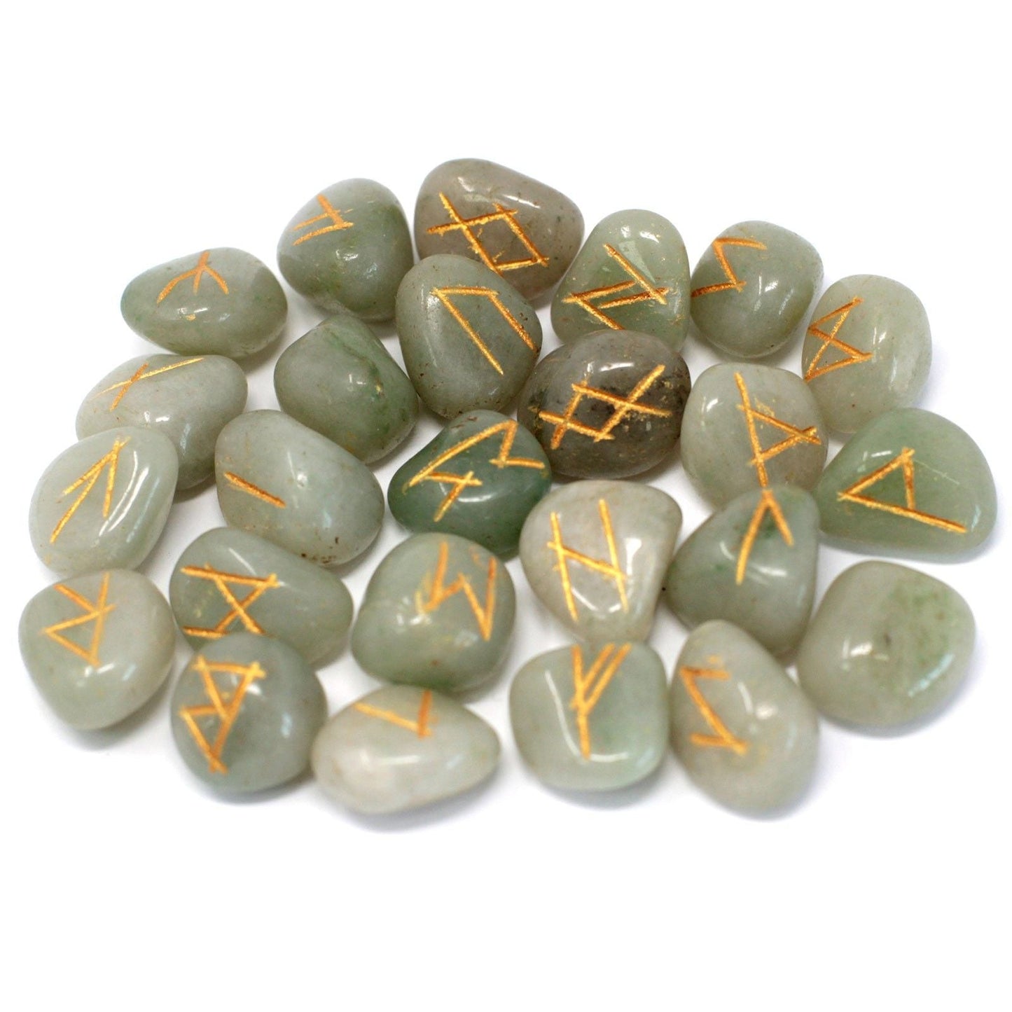 Alt Tag: Green Aventurine Rune Stone Set – 11x9 CM, pulidas piedras verdes con símbolos rúnicos grabados en dorado, set de runas con bolsa de algodón