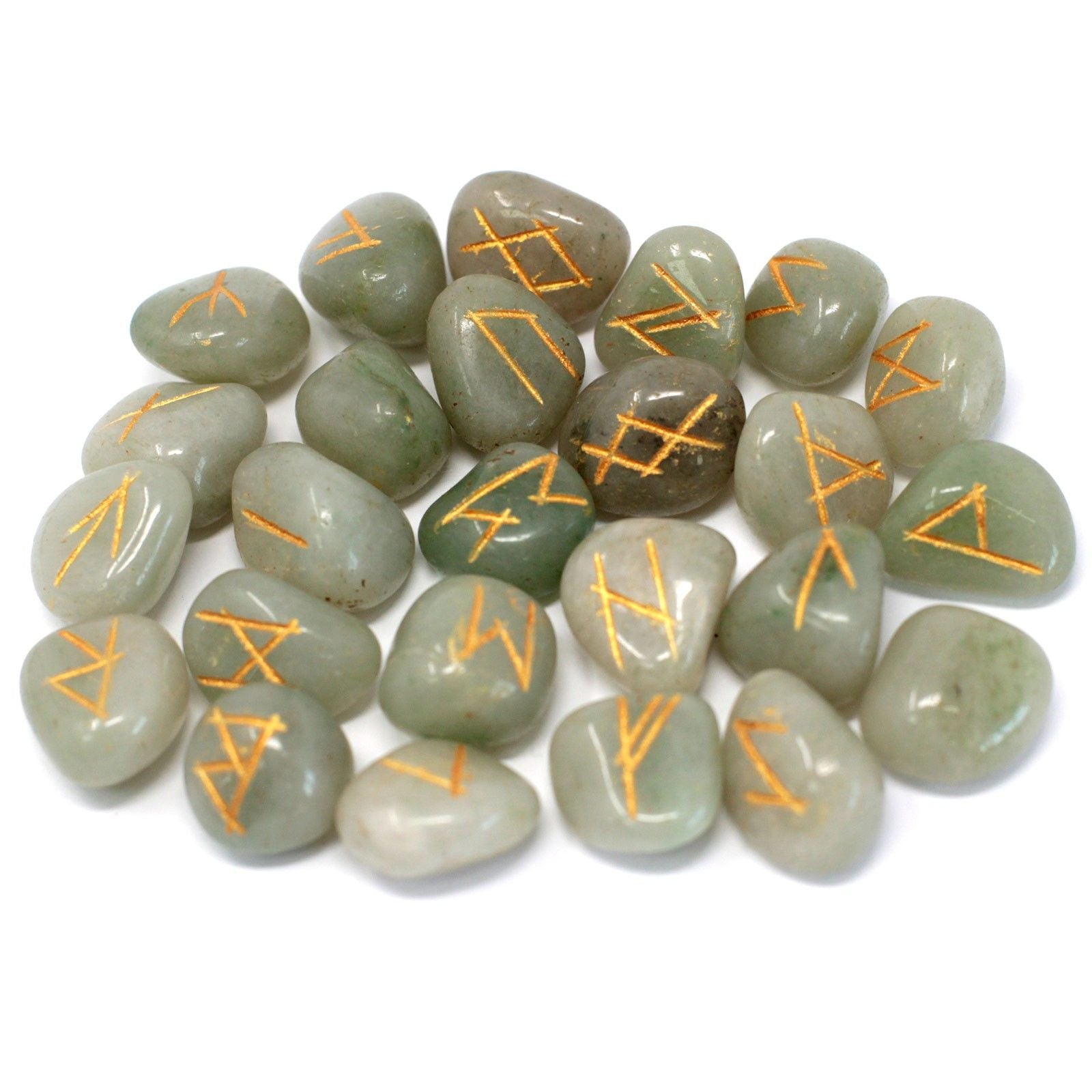 Alt Tag: Green Aventurine Rune Stone Set – 11x9 CM, pulidas piedras verdes con símbolos rúnicos grabados en dorado, set de runas con bolsa de algodón