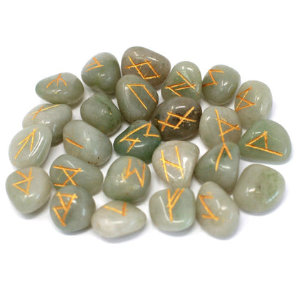 Alt Tag: Green Aventurine Rune Stone Set – 11x9 CM, pulidas piedras verdes con símbolos rúnicos grabados en dorado, set de runas con bolsa de algodón