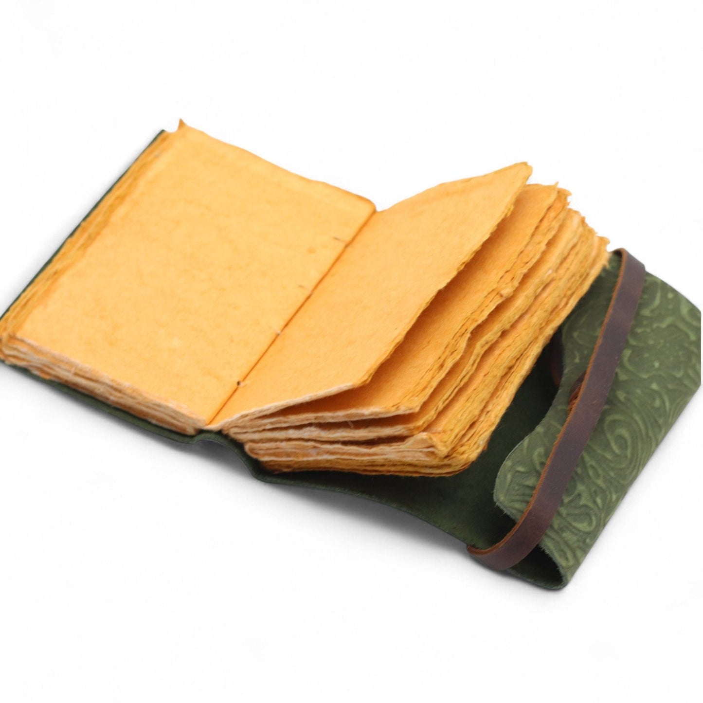Alt Tag: Leather Notebook – Green Maze 12.7 x 8.9 CM abierto, cuaderno de cuero con diseño laberinto verde y páginas con borde deckle
