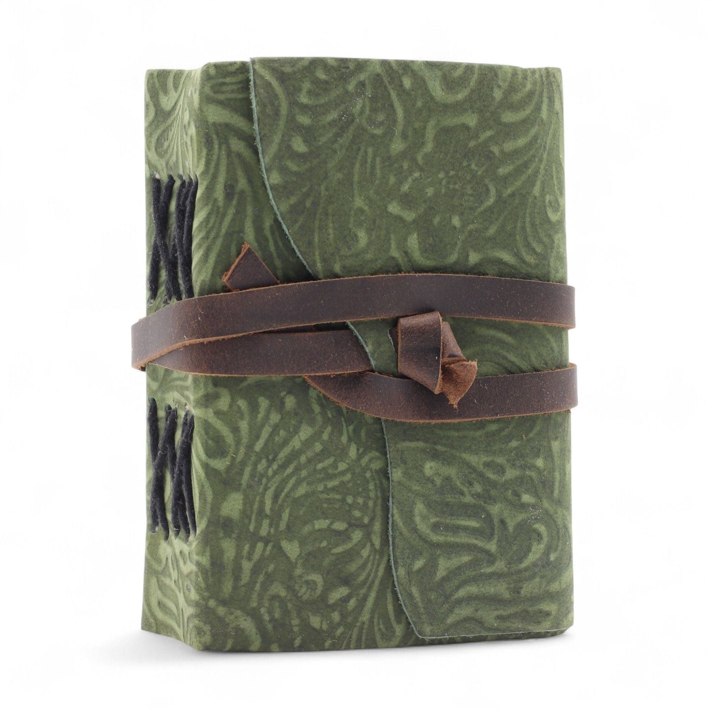 Alt Tag: Leather Notebook – Green Maze 12.7 x 8.9 CM, cuaderno de cuero verde con diseño laberinto y cierre de correa