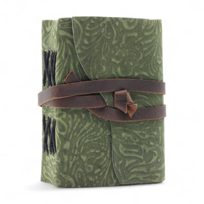Alt Tag: Leather Notebook – Green Maze 12.7 x 8.9 CM, cuaderno de cuero verde con diseño laberinto y cierre de correa