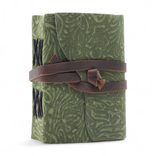 Alt-Tag: Leder-Notizbuch – Green Maze 12,7 x 8,9 CM, grünes Leder-Notizbuch mit Labyrinth-Design und Riemenverschluss