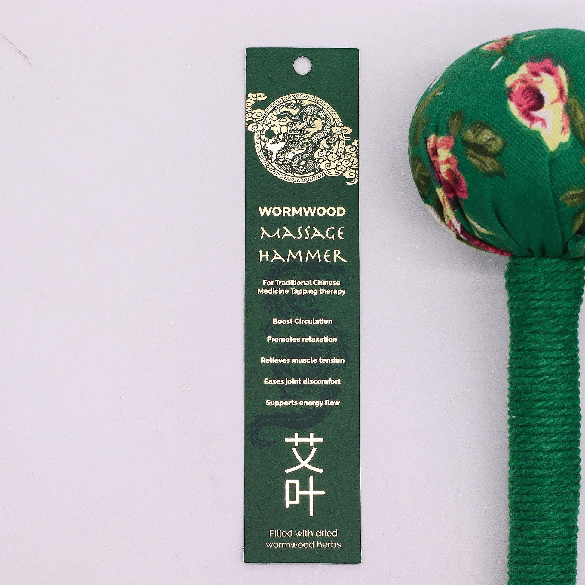 Martillo de masaje de ajenjo verde – herramienta de madera con cabeza floral verde y etiqueta del producto sobre fondo blanco