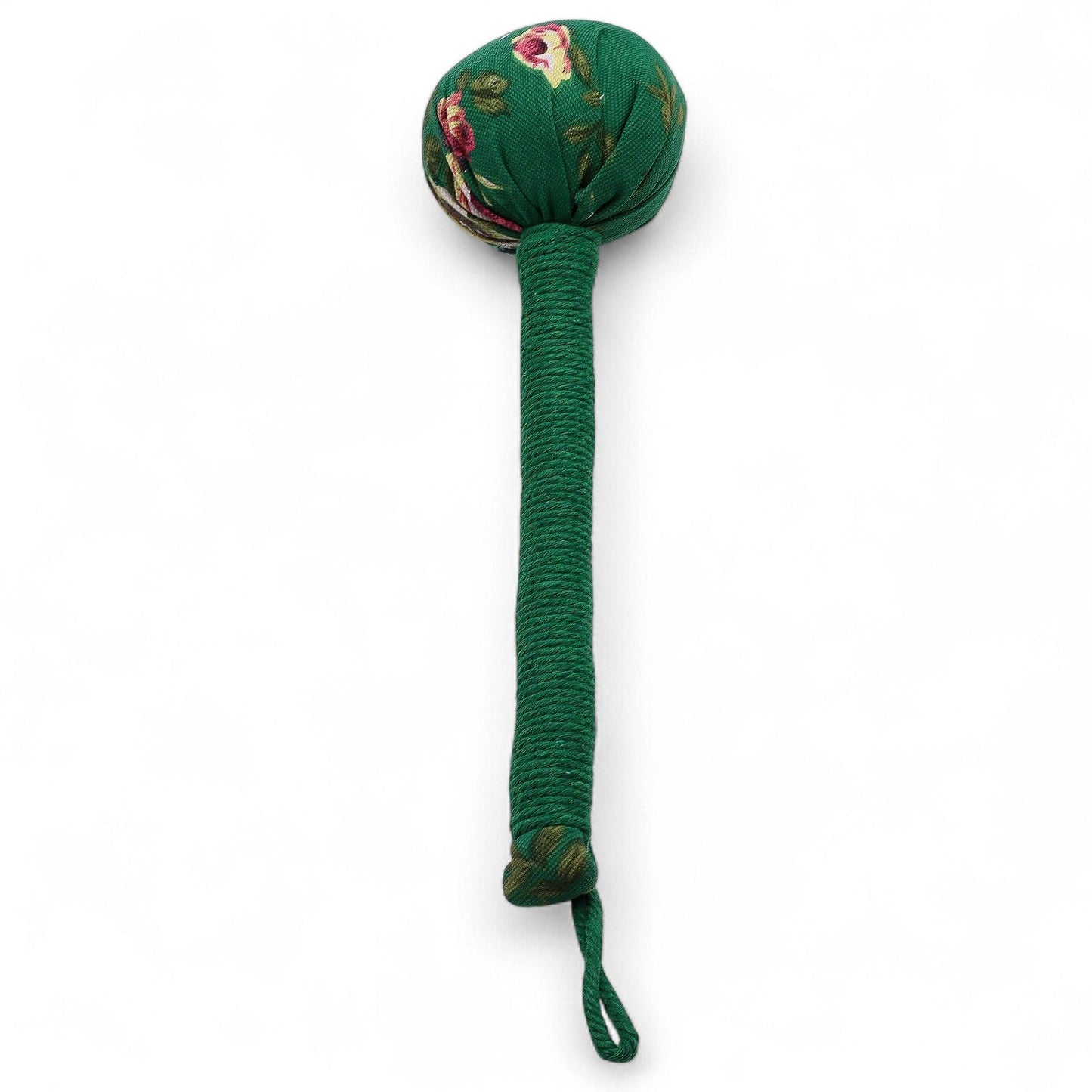 Alt Tag: Martillo de masaje de ajenjo verde – herramienta de madera con cabeza de tela verde, detalle floral y mango envuelto sobre fondo blanco