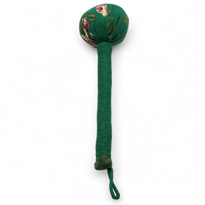 Alt Tag: Martillo de masaje de ajenjo verde – herramienta de madera con cabeza de tela verde, detalle floral y mango envuelto sobre fondo blanco