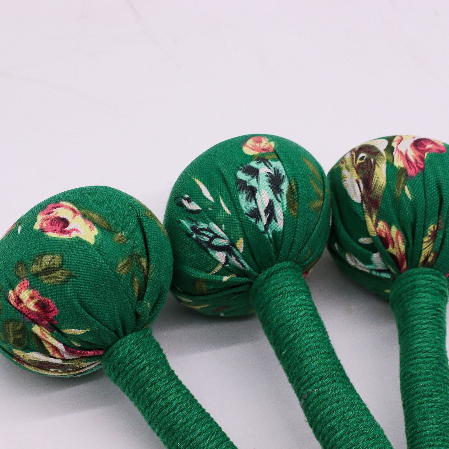 Martillo de masaje de ajenjo verde – Herramienta de madera, set de tres martillos de masaje verdes rellenos de hierbas con cabezales de tela floral y mangos envueltos
