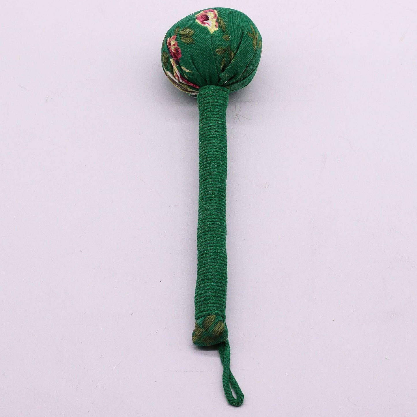 Alt Tag: Martillo de masaje de ajenjo verde – herramienta de madera con mango de madera envuelto en tela verde y cabeza redonda floral