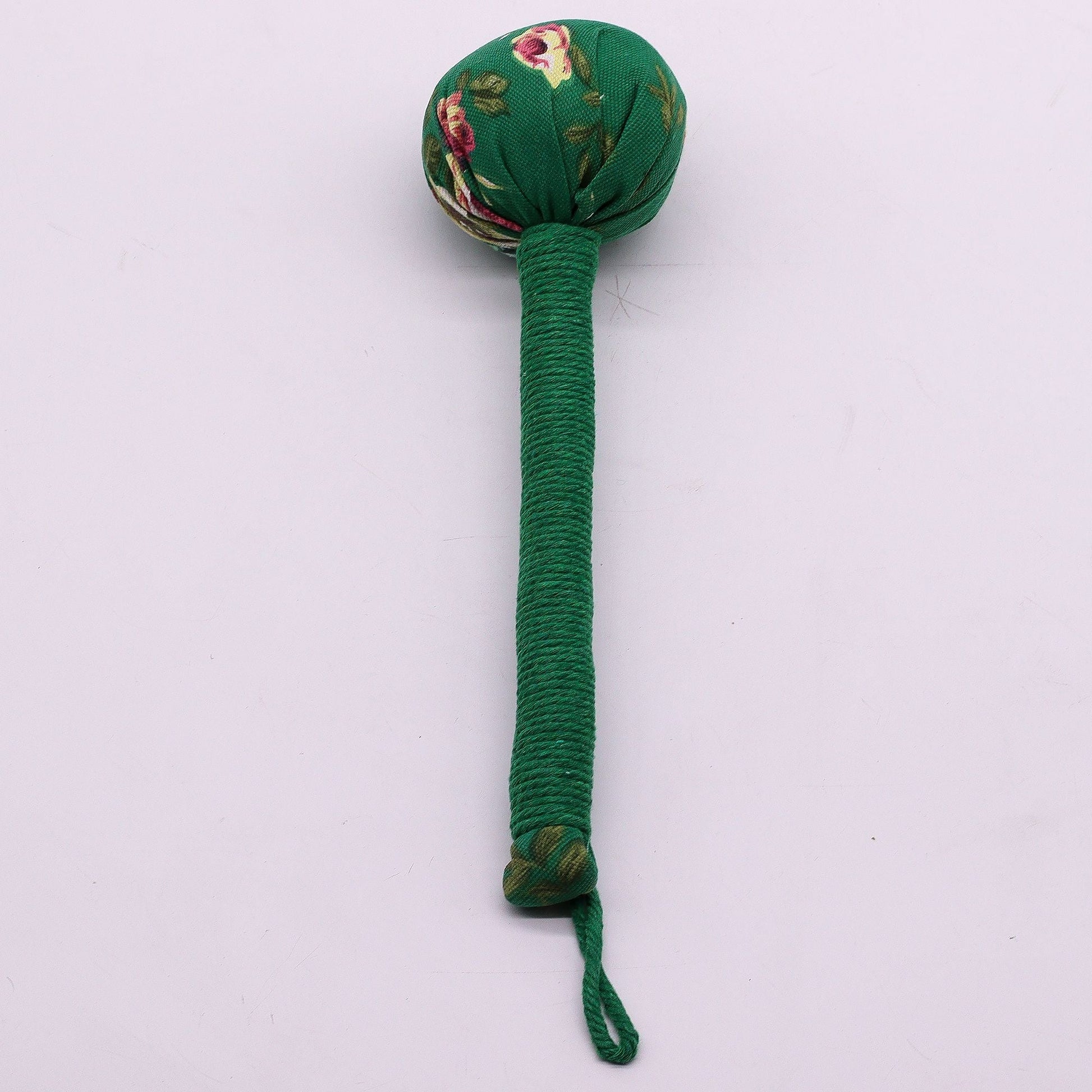 Alt Tag: Martillo de masaje de ajenjo verde – herramienta de madera con mango de madera envuelto en tela verde y cabeza redonda floral