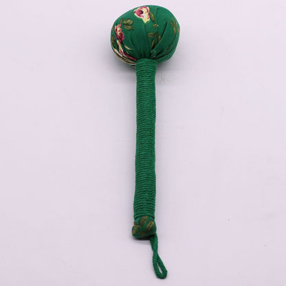 Alt Tag: Martillo de masaje de ajenjo verde – herramienta de madera con mango de madera envuelto en tela verde y cabeza redonda floral