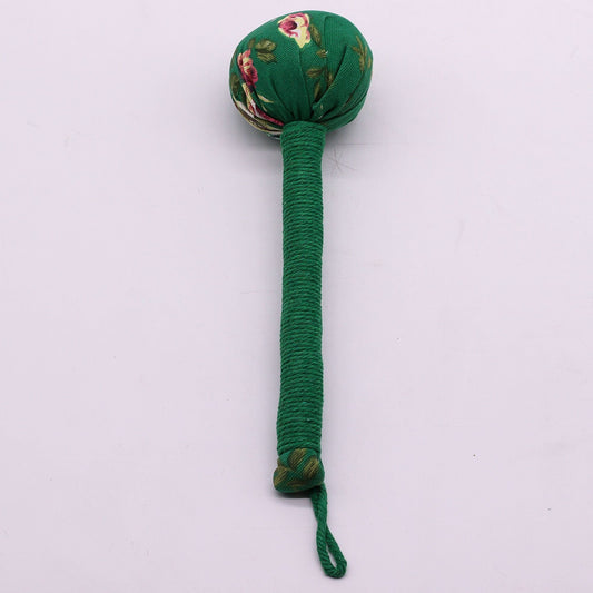 Alt Tag: Green Wormwood Massage Hammer – Wooden Tool con mango de madera envuelto en tela verde y cabeza redonda floral