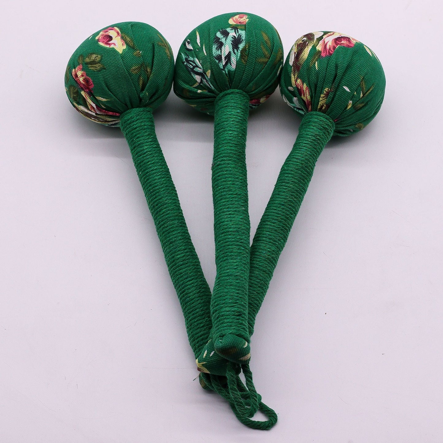 Alt Tag: Martillo de masaje de ajenjo verde – herramienta de madera, martillo de percusión verde cubierto de tela con relleno de hierbas y mango envuelto