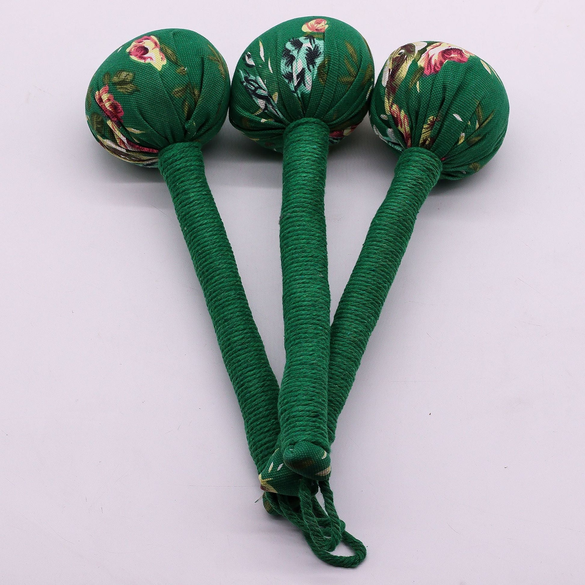 Alt Tag: Martillo de masaje de ajenjo verde – herramienta de madera, martillo de percusión verde cubierto de tela con relleno de hierbas y mango envuelto