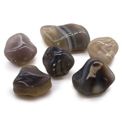 Alt Tag: Grey Agate Gemstone Tumble Stones – 6 Large Pieces, pulidas en tonos grises y marrones, piedras rodadas naturales sobre fondo blanco