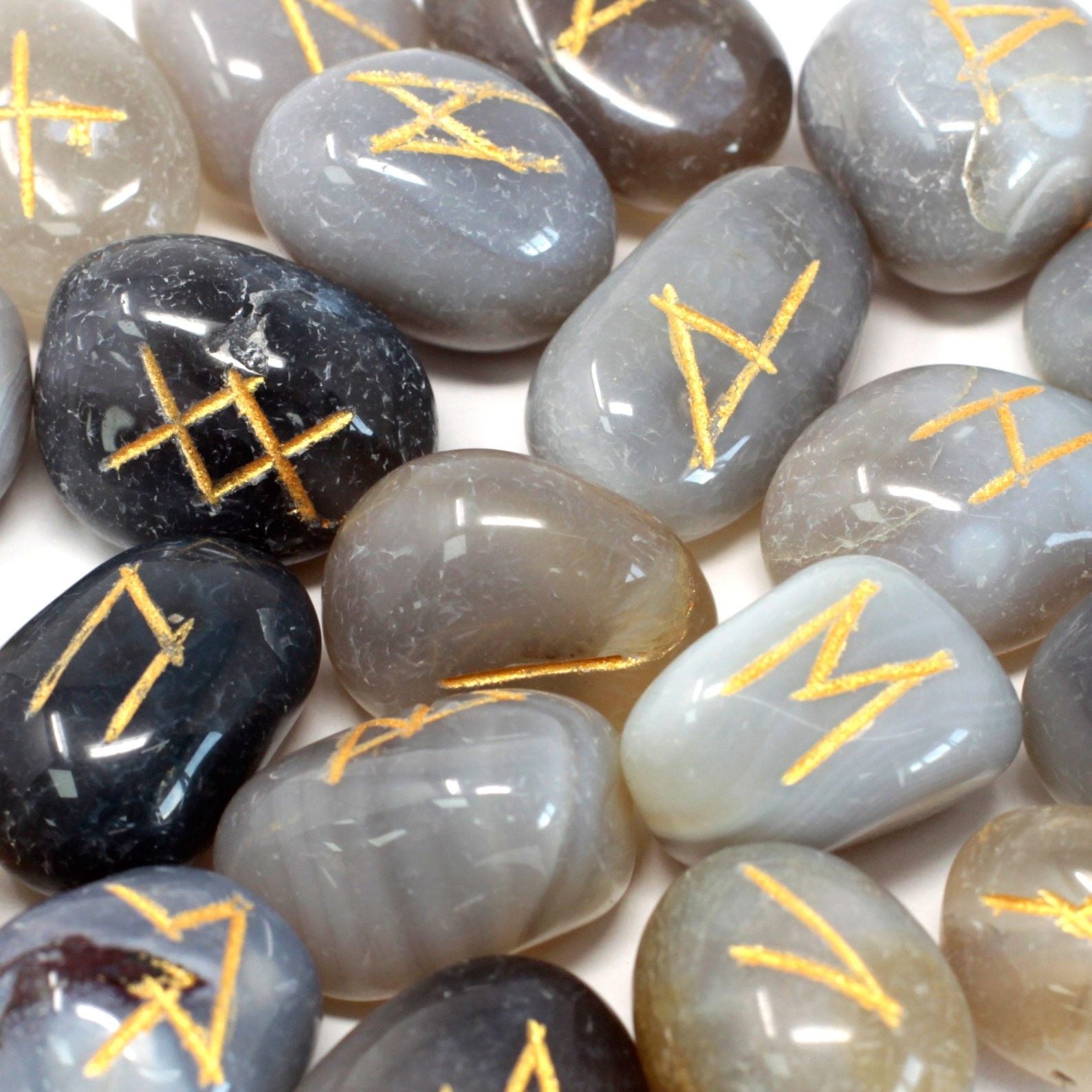 Grey Agate Rune Stone Set – 11x9 CM Pouch grey agate stones with engraved gold rune symbols, close-up