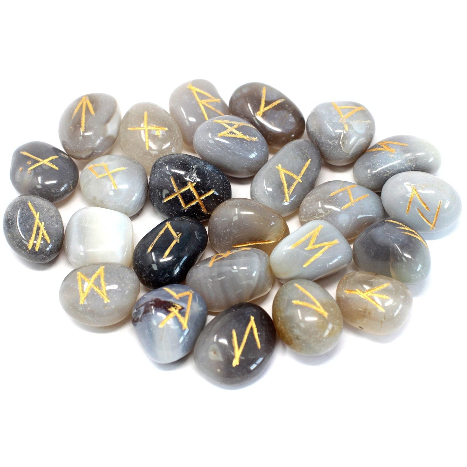 Alt Tag: Grey Agate Rune Stone Set – 11x9 CM Pouch, piedras de ágata gris pulidas con símbolos rúnicos dorados sobre fondo blanco