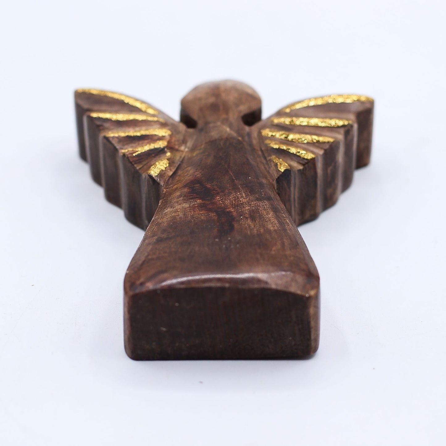 Ángel de madera de mango tallado a mano – decoración de alas doradas, figura de ángel en madera de mango oscura con detalles en alas doradas, vista en primer plano