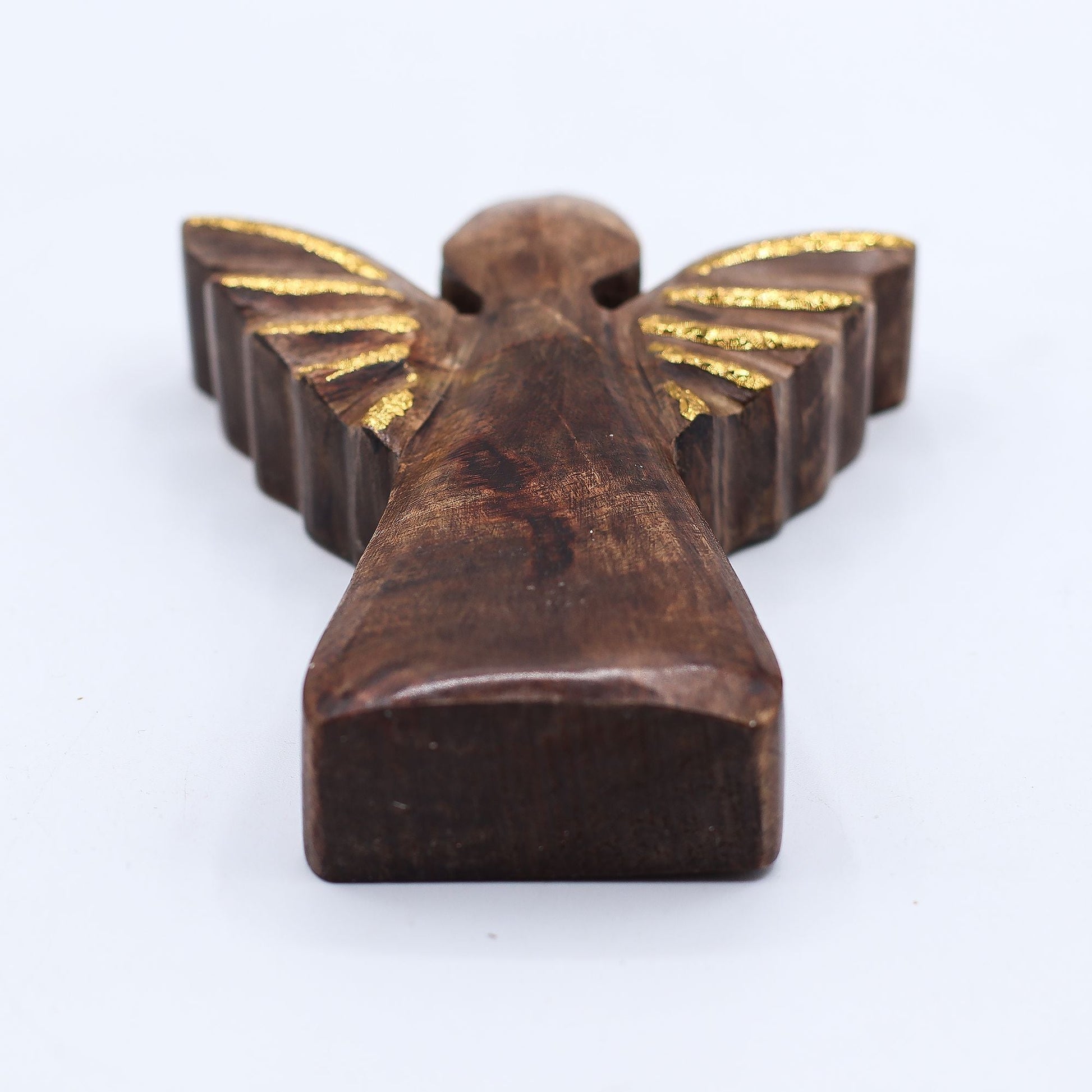 Ángel de madera de mango tallado a mano – decoración de alas doradas, figura de ángel en madera de mango oscura con detalles en alas doradas, vista en primer plano