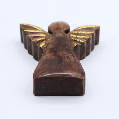 Ángel de madera de mango tallado a mano – decoración de alas doradas, figura de ángel en madera de mango oscura con detalles en alas doradas, vista en primer plano