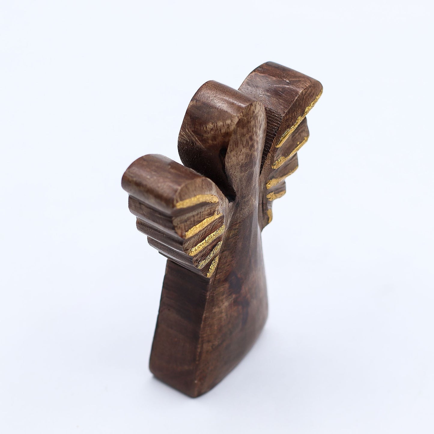 Ángel tallado a mano en madera de mango – Decoración con alas doradas, vista lateral de figura de ángel tallada en madera de mango con alas con detalles dorados sobre fondo blanco