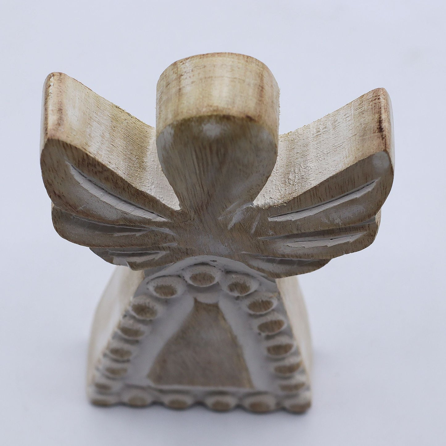 Alt Tag: Ángel de madera de mango tallado a mano – acabado whitewash, alas talladas y detalles texturizados, vista trasera, decoración de madera de mango