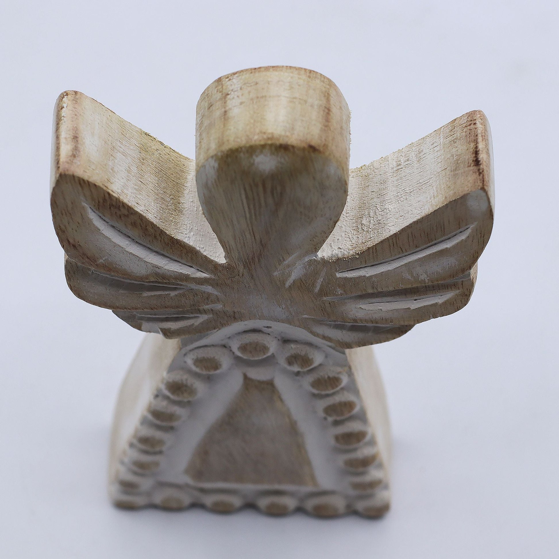 Alt Tag: Ángel de madera de mango tallado a mano – acabado whitewash, alas talladas y detalles texturizados, vista trasera, decoración de madera de mango