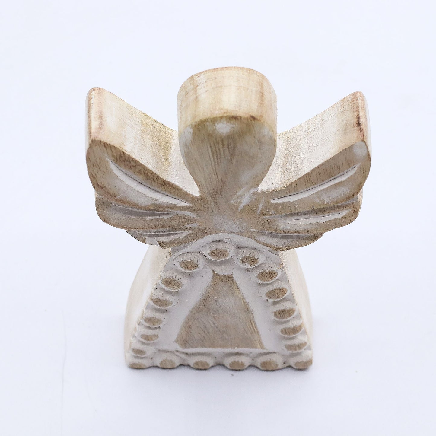 Ángel de madera de mango tallado a mano – Acabado blanco lavado, decoración de figura de ángel en madera de mango natural con detalles tallados rústicos, vista frontal