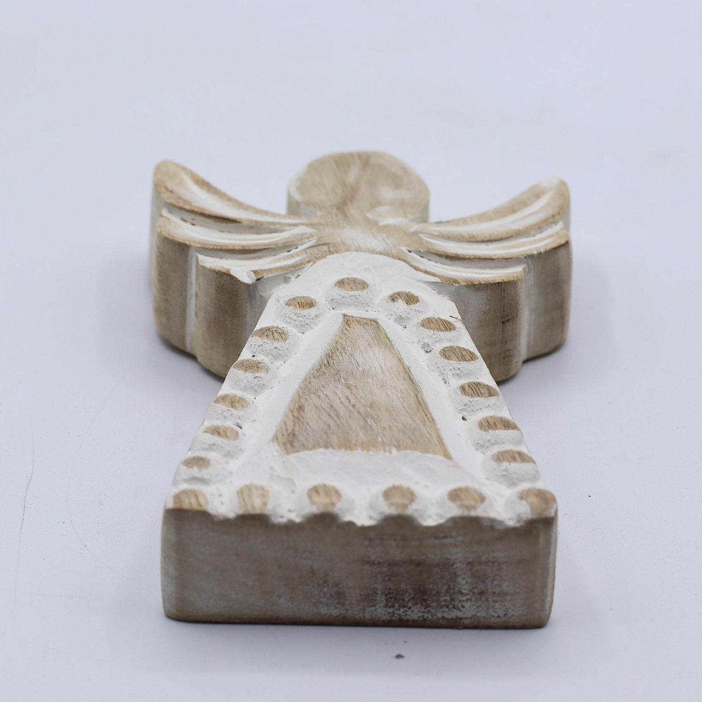 Ángel de madera de mango tallado a mano – acabado whitewash, figura de ángel con alas talladas y detalles de puntos, vista frontal